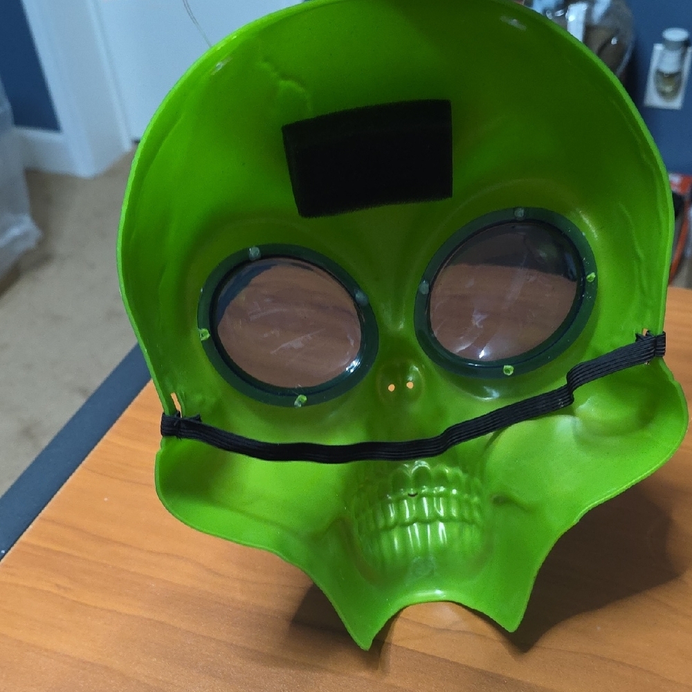 Green Alien Mask - Picture 3 of 4